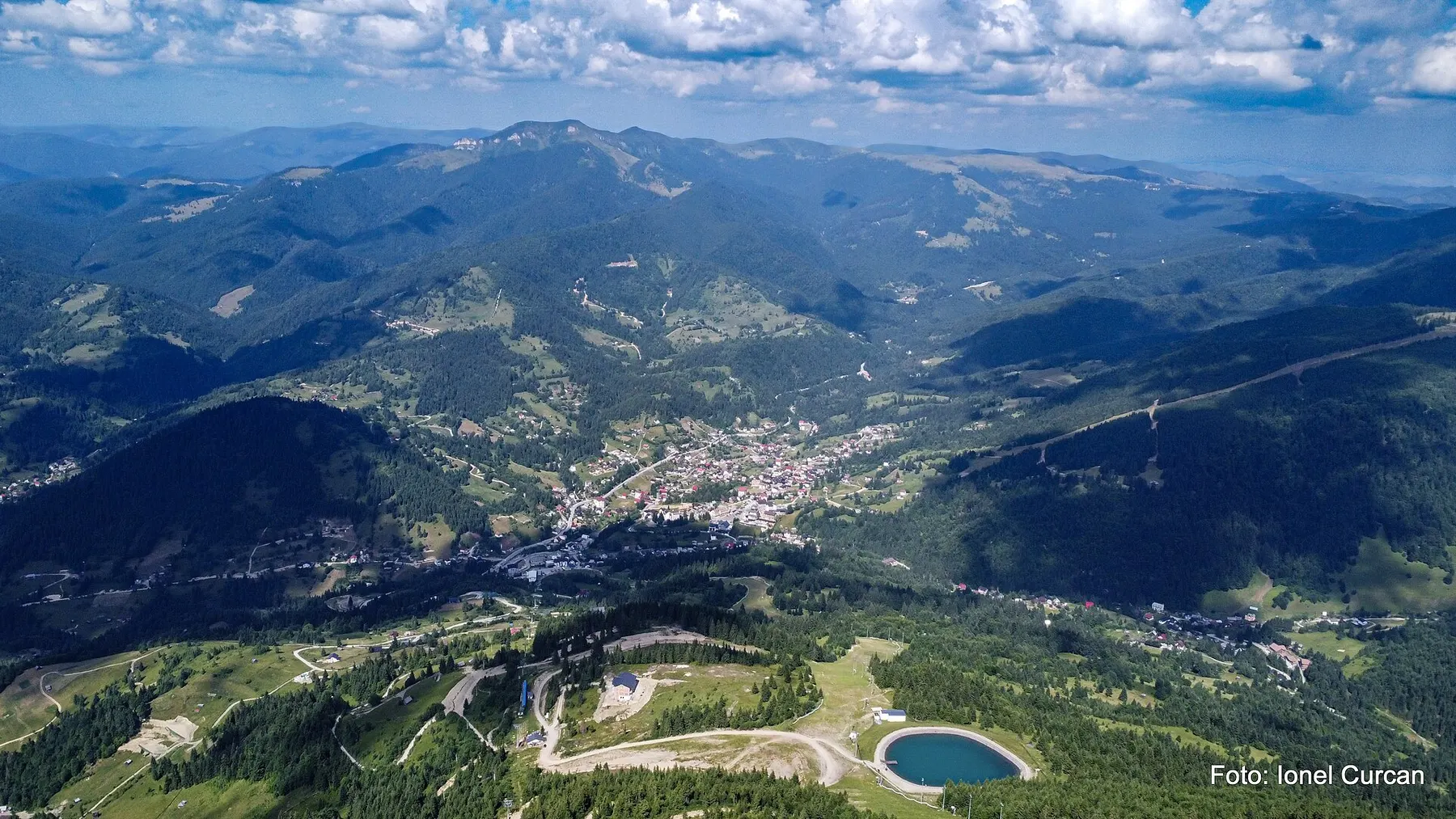 Vedere de sus asupra văii Borșei și a munților, din zona stației de sosire a telegondolei.