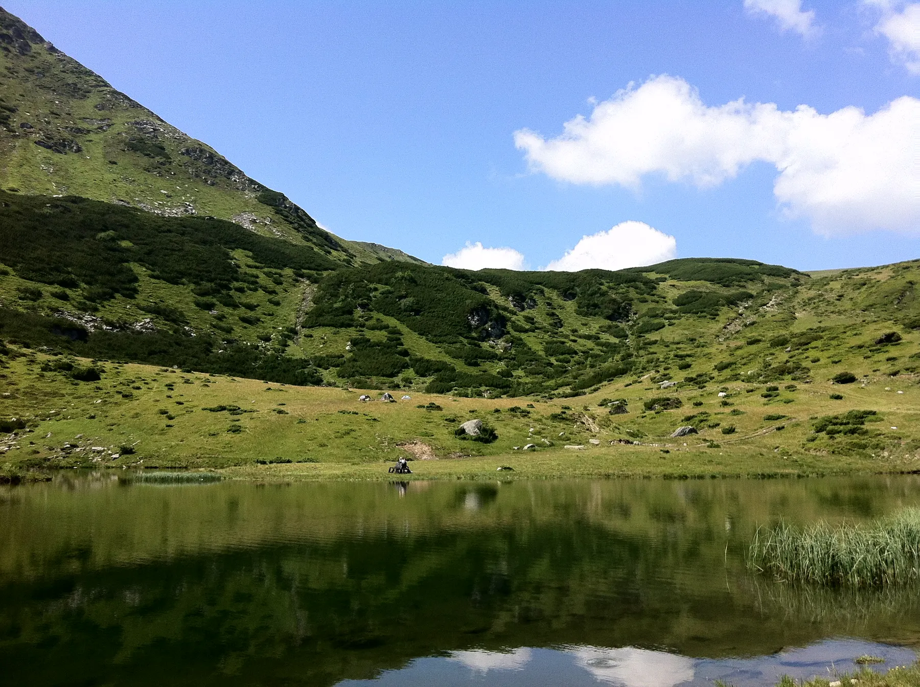 Lacul Știol, lac glaciar sub creasta Munților Rodnei, cu cerul oglindit în apă.