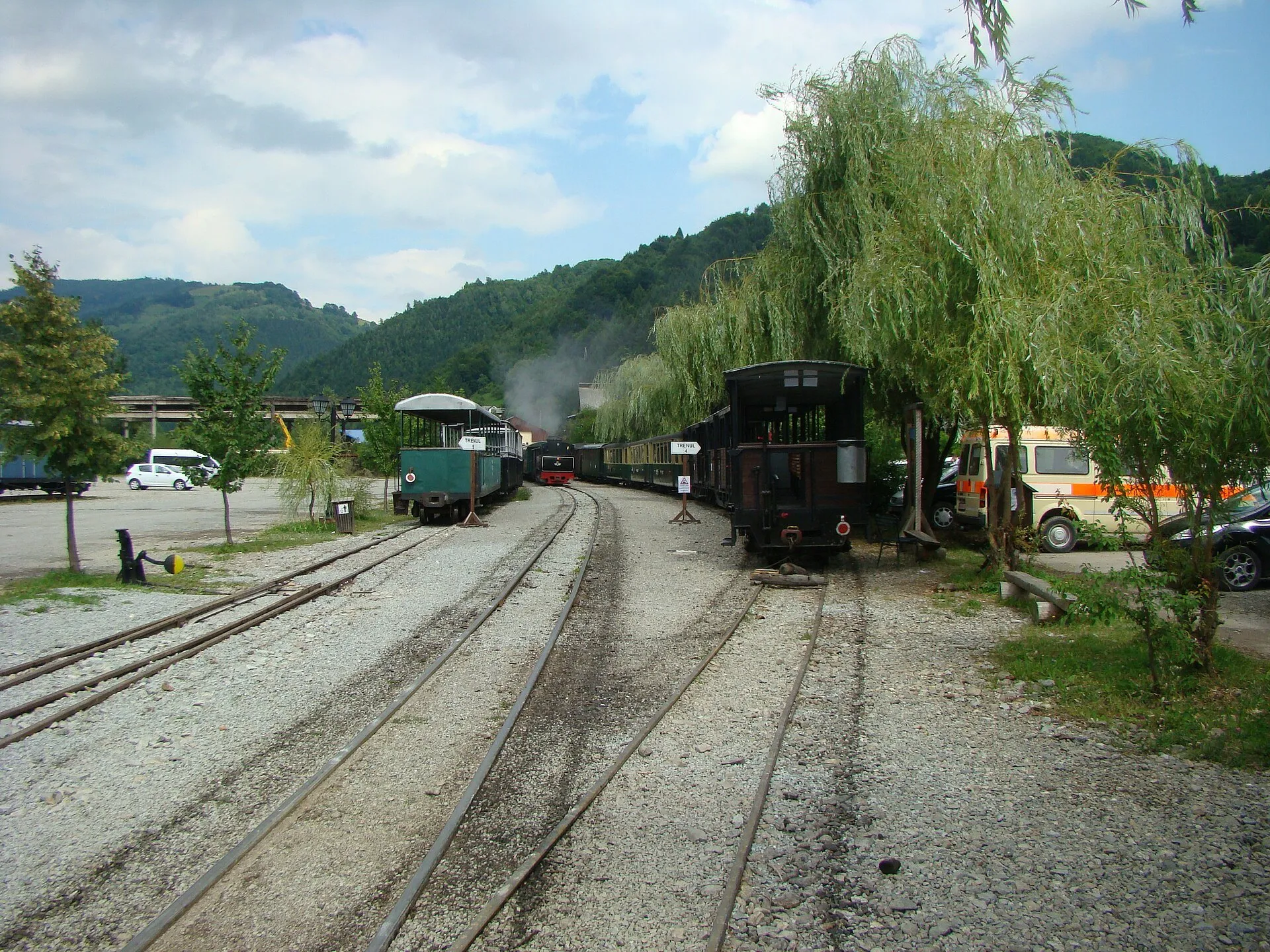Gara Mocăniței din Vișeu de Sus, cu locomotive cu aburi pe linia îngustă.