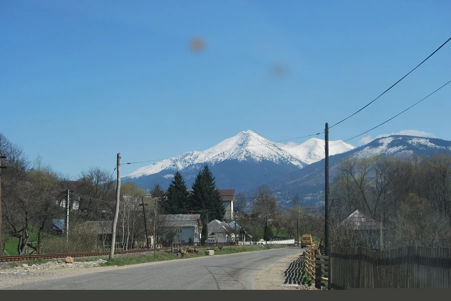 Vârfurile înzăpezite ale Munților Rodnei, văzute de pe drumul din Moisei.