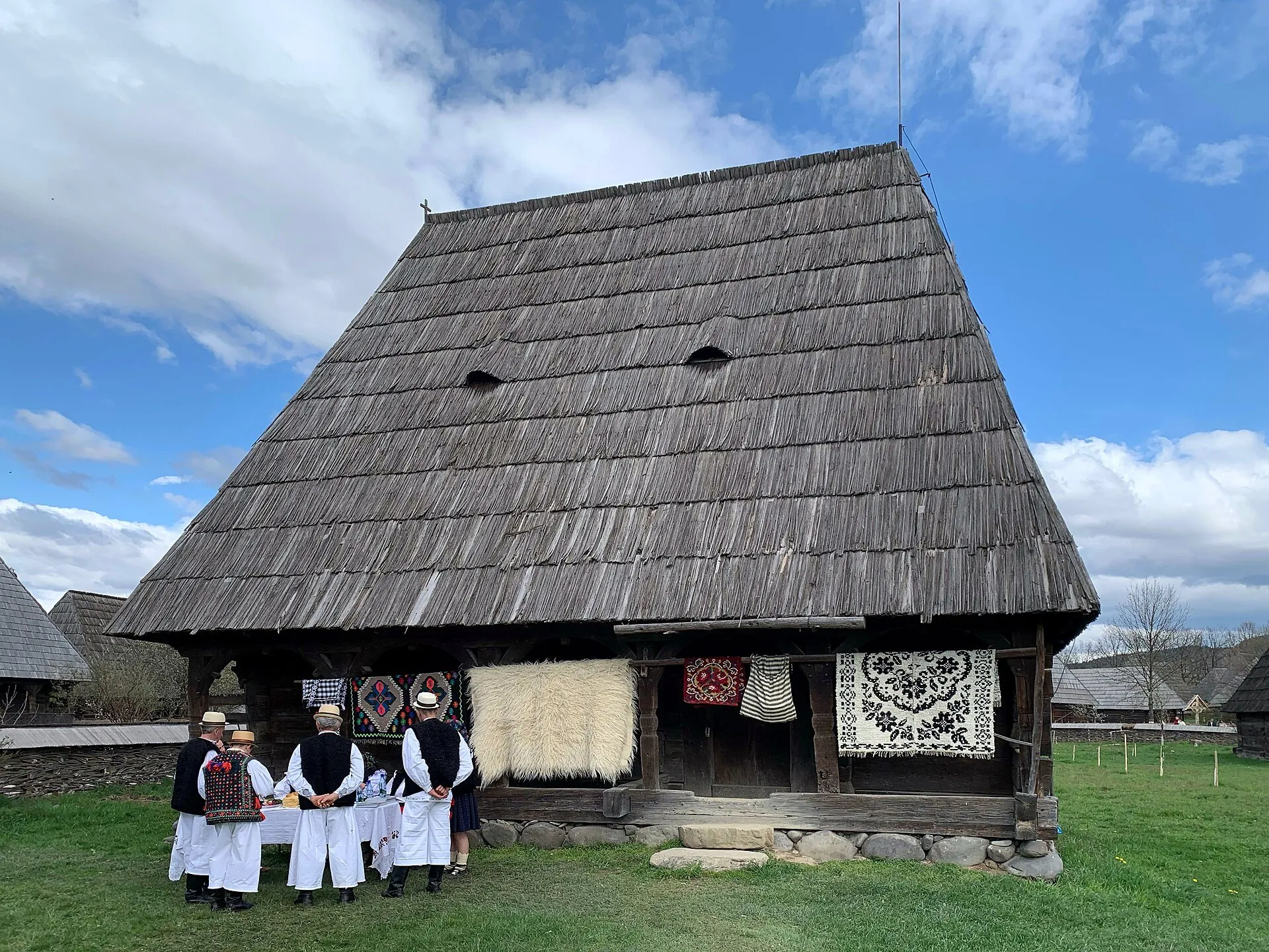 Casă veche din Muzeul Satului Maramureșean din Sighet, cu femei în port popular.