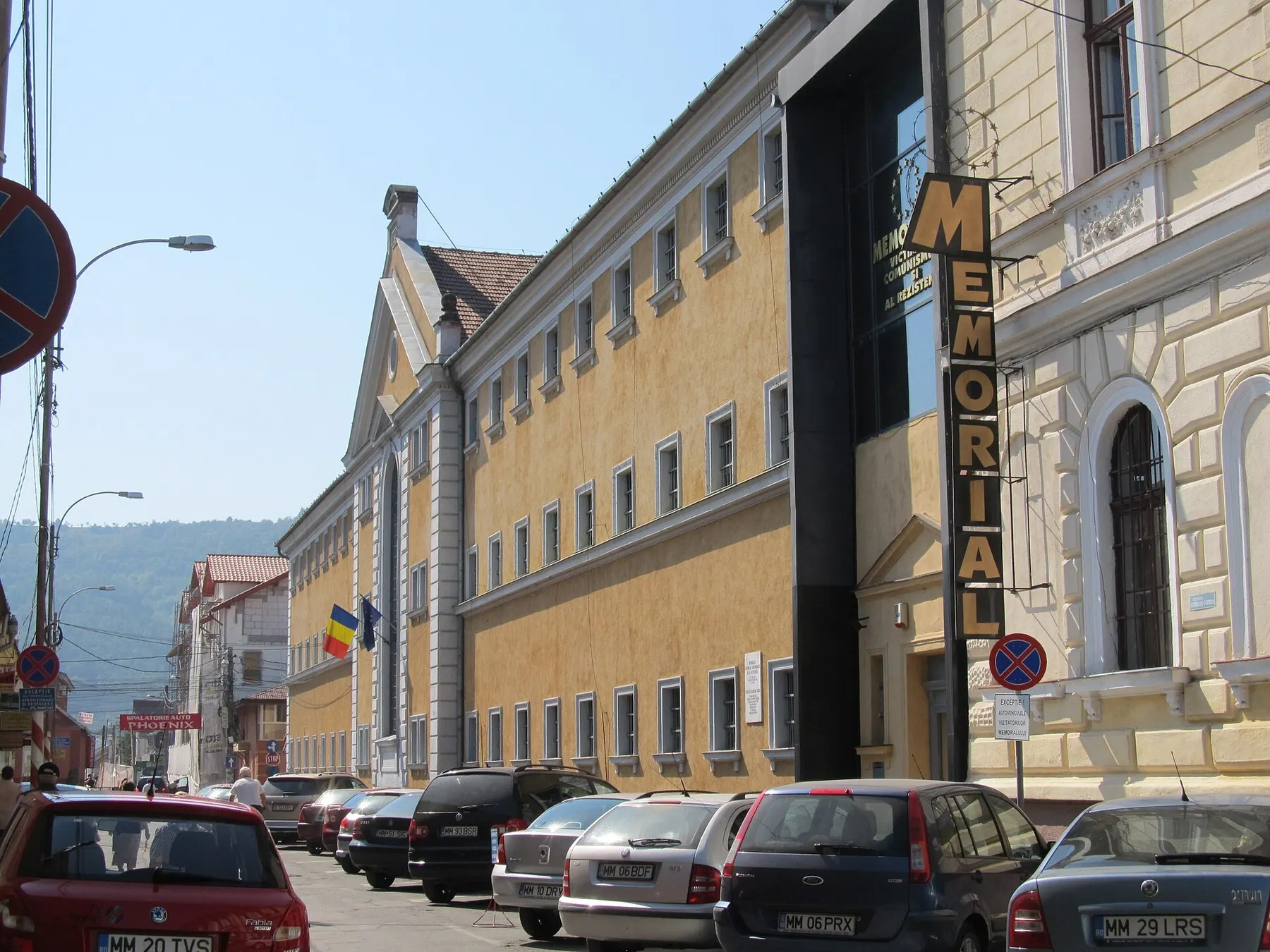 Clădirea Memorialului Victimelor Comunismului și al Rezistenței din Sighetu Marmației, cu firma MEMORIAL.